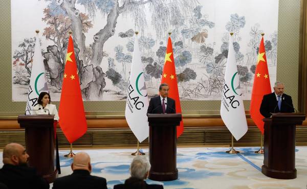 <i>El ministro de Relaciones Exteriores de Honduras, Eduardo Enrique Reina García (d), la ministra de Relaciones Exteriores de Colombia, Laura Sarabia (i), y el ministro de Relaciones Exteriores de China, Wang Yi (c), asisten a una conferencia de prensa para la cuarta reunión ministerial del Foro China-CELAC, en la Casa de Huéspedes de Estado Diaoyutai, en Pekín, China, el 13 de mayo de 2025. EFE/EPA/TINGSHU WANG / POOL</i>