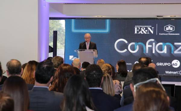 Keynote speaker del evento 2025, Roberto Zamora, presidente del Consejo Empresarial de América Latina (CEAL) y de Grupo Lafise, planteó que la confianza es, ante todo, una decisión consciente, invisible, intangible, pero absolutamente presente. FOTO ARCHIVO E&amp;N
