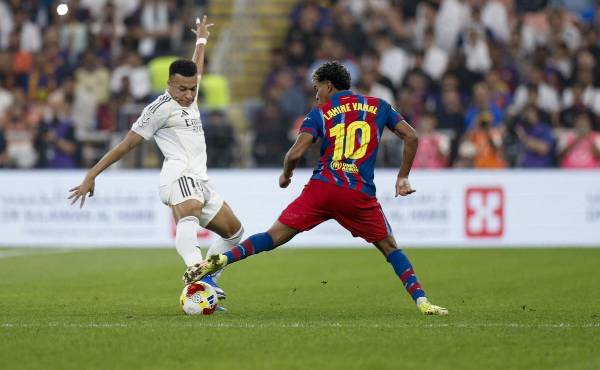 <i>El delantero francés del Real Madrid, Kylian Mbappé, intenta superar al delantero del FC Barcelona, Lamine Yamal, durante el encuentro de la final de la Supercopa de España disputada el pasado 11 de enero en el estadio Ciudad Deportiva del Rey Abdalá de Yeda (Arabia Saudí). EFE/ Kai Försterling</i>