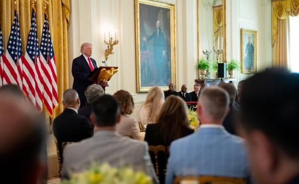 <i>El presidente de Estados Unidos, Donald Trump, anunció que, tras mantener conversaciones con autoridades paquistaníes, ha decidido aplazar dos semanas el ataque contra infraestructuras críticas iraníes. Foto de cortesía</i>