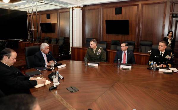 <i>Fotografía cedida por la Presidencia de Panamá del presidente panameño José Raúl Mulino (2-i) reunido con el jefe del Comando Sur de Estados Unidos, Francis Donovan (c), este martes, en la Ciudad de Panamá (Panamá). EFE/ Presidencia de Panamá </i>