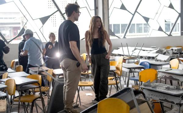 <i>La cantante colombiana Shakira visit la Institución educativa Carrasquilla Industrial, luego del terremoto de magnitud 7,4 en Quibdó (Colombia). EFE/ STR</i>