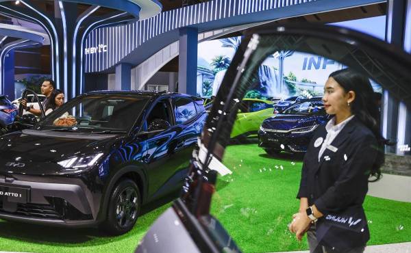<i>Visitantes observan un coche eléctrico BYD Atto 1, fabricado por el chino de automóviles BYD, durante el Salón Internacional del Automóvil de Indonesia 2026, celebrado en Yakarta, Indonesia, el 9 de febrero de 2026. El evento se celebra del 5 al 15 de febrero. EFE/EPA/MAST IRHAM</i>