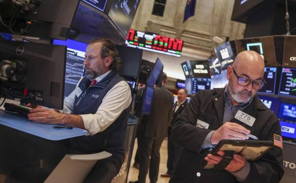 Fotografía de archivo de trabajadores en la Bolsa de Nueva York (EE.UU.). EFE/EPA/SARAH YENESEL