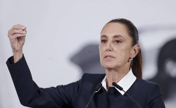 <i>La presidenta de México, Claudia Sheinbaum, habla en una rueda de prensa este jueves en Palacio Nacional de la Ciudad de México (México). Sheinbaum afirmó que el rechazo en la Cámara de Diputados de su reforma electoral no representa una derrota para su Gobierno y defendió que la iniciativa buscaba reducir privilegios en el sistema político y ampliar la participación ciudadana. EFE/Isaac Esquivel</i>