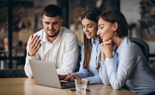 <i>El trabajo en equipo y la adaptabilidad aparecen consistentemente entre las cinco habilidades más valoradas, independientemente de la industria. Foto de iStock</i>