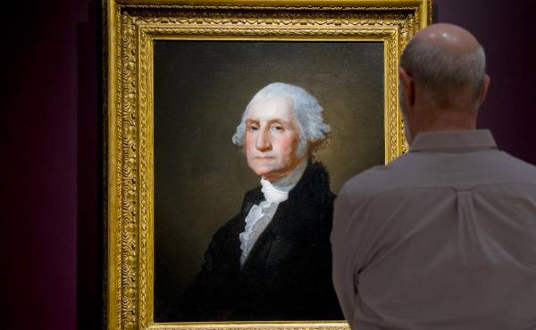 <i>Una persona observa el retrato del expresidente de Estados Unidos George Washington (1789-1797) hecho por el artista Gilbert Stuart (1755-1828). EFE/ Ángel Colmenares</i>