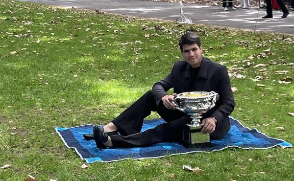<i>El tenista español Carlos Alcaraz posa con un trofeo este lunes, en Melbourne (Australia). Alcaraz aseguró a EFE que la conquista del Abierto de Australia fue muy, muy bonita por todo lo que la rodeó, desde el trabajo previo y las dudas iniciales hasta el contexto de una final histórica ante Novak Djokovic, con Rafael Nadal como testigo en el palco. EFE/ Edurne Morillo</i>