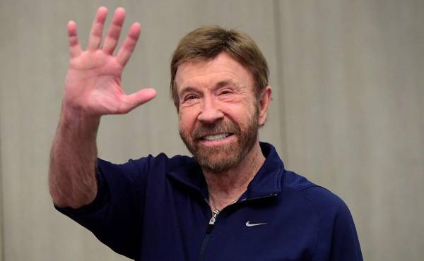 Fotografía de archivo del 26 de noviembre del 2018 que muestra al actor estadounidense Chuck Norris saludando en la 15º campaña de la fundación benéfica Shoe Box en el hotel Kempinski Corvinus de Budapest (Hungría). EFE/ Tamas Kovacs