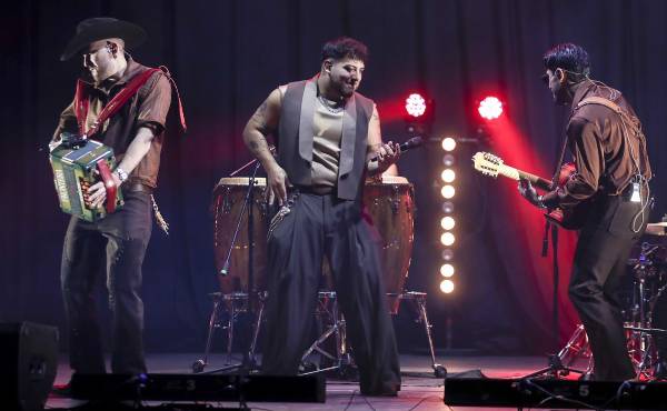 <i>El grupo Frontera interpreta el tema oficial de la Selección Mexicana de Fútbol este martes, en Ciudad de México (México). Grupo Frontera presentó ‘Un solo corazón’, el único tema oficial de la selección mexicana de fútbol para la próxima Copa del Mundo de fútbol 2026 que tendrá lugar en México, Estados Unidos y Canadá, territorios donde la banda tricolor intentará animar a sus jugadores y a los millones de aficionados que se congregarán para ver al Tricolor. EFE/ Isaac Esquivel</i>
