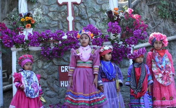 <i>Personas participan en las celebraciones del Domingo de Ramos durante el inicio de las festividades de la Semana Santa, en Ciudad de Guatemala (Guatemala). EFE/ Alex Cruz</i>