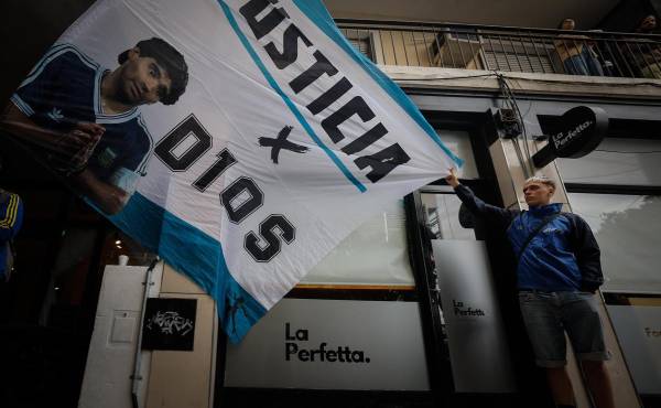 <i>Simpatizantes de Diego Armando Maradona esperan frente a los tribunales de San Isidro en Buenos Aires, (Argentina). EFE/ Juan Ignacio Roncoroni</i>