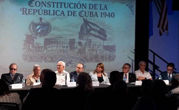 <b>La recuperación de los principios fundamentales de la Constitución de 1940 servirá de marco para una transición democrática basada en instituciones legítimas, asegura la diáspora cubana. (Foto: EFE)</b>