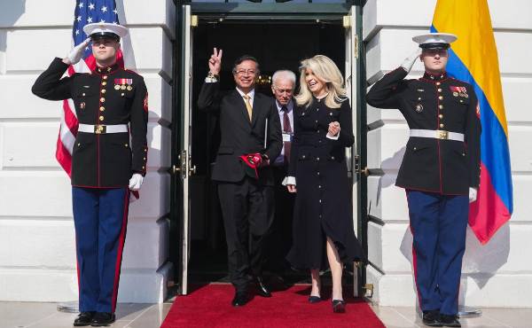 <i>Fotografía cedida por la Presidencia de Colombia del mandatario, Gustavo Petro (i), saliendo de la Casa Blanca tras una reunión con su homólogo de Estados Unidos, Donald Trump, este martes en Washington (EEUU). EFE/ Presidencia de Colombia</i>