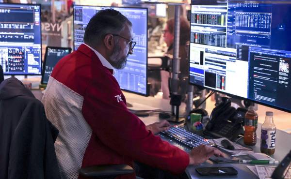 <i>Un operador trabaja en el parqué de la Bolsa de Nueva York (NYSE) tras la apertura de la sesión en Nueva York, EEUU. EFE/ Sarah Yenesel/Archivo</i>