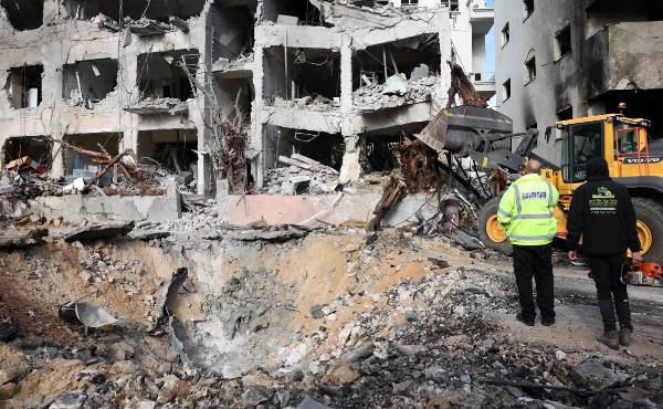 <i>Personal de los servicios de emergencia inspecciona los daños en el lugar del impacto de un misil iraní en Tel Aviv, Israel, el 1 de marzo de 2026. EFE/ABIR SULTAN</i>