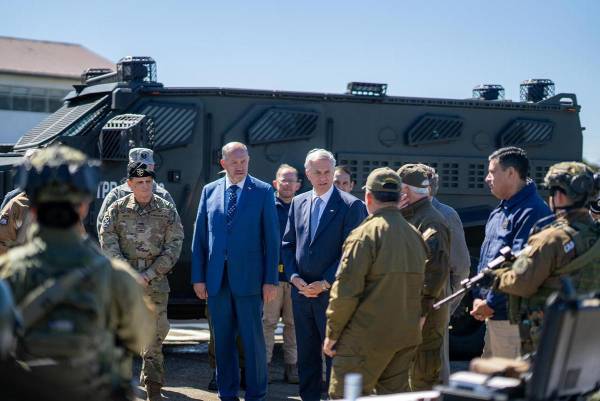 <i>Fotografía cedida por Presidencia de Chile, de su mandatario José Antonio Kast (c), hablando con integrantes de Carabineros este miércoles, en la comuna de Ercilla, región de la Araucanía (Chile). Kast anunció un recorte de 72.000 millones de pesos (unos 77,6 millones de dólares) en el presupuesto de Seguridad Pública, área que durante su campaña describió como una crisis “descontrolada” y parte de una “emergencia nacional” que posicionó entre sus máximas prioridades. EFE/ Presidencia de Chile /SOLO USO EDITORIAL/SOLO DISPONIBLE PARA ILUSTRAR LA NOTICIA QUE ACOMPAÑA (CRÉDITO OBLIGATORIO)</i>