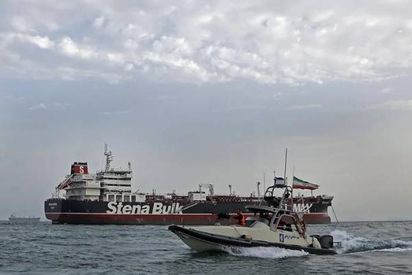 La medida amenaza con impactar los mercados petroleros, las cadenas de suministro y la seguridad internacional. (Foto: EFE)
