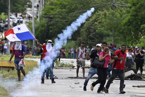 <i>Los manifestantes se enfrentan a la policía antidisturbios durante una protesta contra el contrato de la empresa minera canadiense FQM en la ciudad de Panamá el 23 de octubre de 2023. FOTO LUIS ACOSTA / AFP</i>