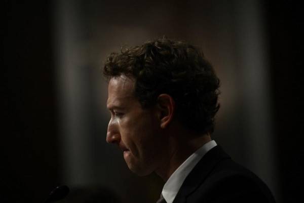 <i>Mark Zuckerberg, director ejecutivo de Meta, observa durante la audiencia del Comité Judicial del Senado de EE. UU. Las grandes tecnologías y la crisis de la explotación sexual infantil en línea en Washington, DC, el 31 de enero de 2024. FOTO Brendan SMIALOWSKI / AFP</i>