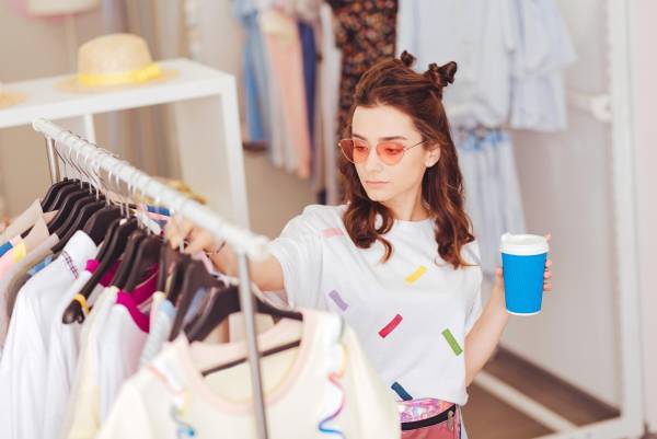 <i>La mayoría de compradoras de ropa usada son mujeres entre los 18 y 30 años de edad. FOTO yacobchuk / Getty Images/iStockphoto</i>