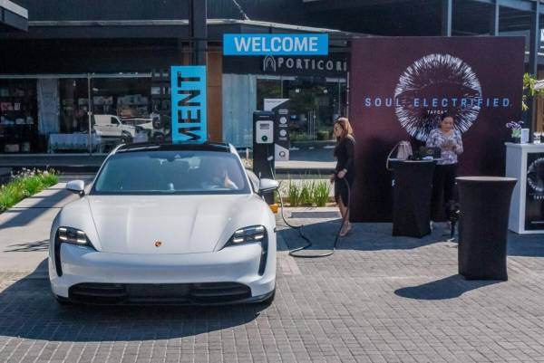 <i>Destination Charging Program es el proyecto que Porsche diseñó para instalar cargadores eléctricos en diferentes puntos de El Salvador. Foto Cortesía. </i>