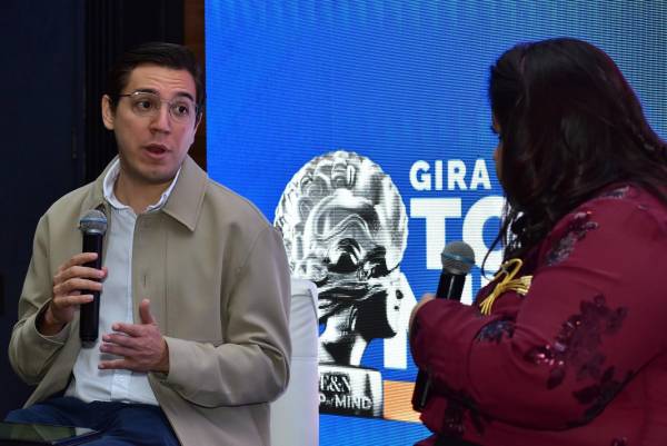 <i> Rodrigo Figueroa, gerente senior de marketing &amp; comercial de Pizza Hut El Salvador, compartió cómo ha construido una narrativa centrada en los momentos compartidos. Modera Claudia Contreras, editora de innovación de E&amp;N. FOTO ÓSCAR MACHÓN / E&amp;N</i>