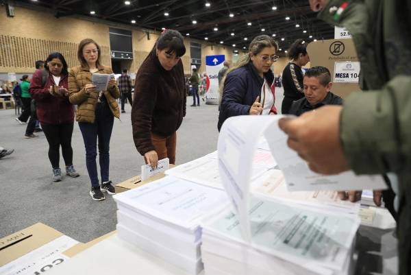 <i>Fotografía de archivo del 8 de marzo de 2026 que muestra a personas votando en Bogotá (Colombia). La campaña para la segunda vuelta de las elecciones presidenciales en Colombia es la más áspera que recuerde el país, marcada por profundas divisiones y una guerra verbal entre el ultraderechista Abelardo de la Espriella y el izquierdista Iván Cepeda que el próximo domingo definirán en las urnas quién será el sucesor de Gustavo Petro para el periodo 2026-2030. EFE/ Carlos Ortega/ ARCHIVO</i>