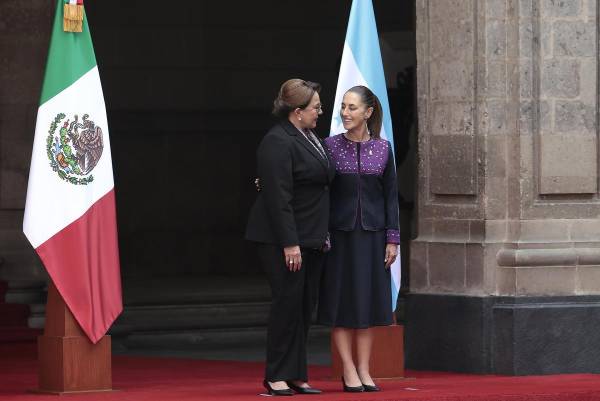 <i>La presidenta de México, Claudia Sheinbaum (d), habla con su homóloga de Honduras, Xiomara Castro (i), este martes, durante una ceremonia de bienvenida en Palacio Nacional, en Ciudad de México (México) . Sheinbaum recibió a Castro para tener una reunión enfocada en profundizar la relación bilateral y fortalecer la cooperación entre ambos países, y que se produce a menos de una semana de las elecciones presidenciales en Honduras. EFE/ José Méndez</i>