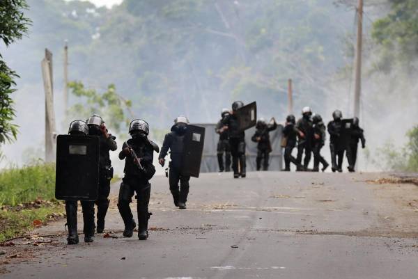<i>Agentes de la Unidad de Control de Multitudes (UCM) se enfrentan con manifestantes el 18 de junio de 2025, en Valle de Agua Abajo en la provincia de Bocas del Toro (Panamá). EFE/ Bienvenido Velasco</i>