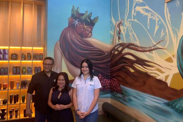 <i>Al ingresar a las instalaciones los clientes serán recibidos con un mural de una majestuosa sirena, obra del artista plástico salvadoreño Madjer Linares. FOTO CORTESÍA / E&amp;N</i>
