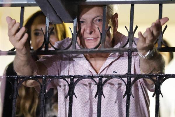 <i>Fotografía de archivo del 01 de abril de 2025 del expresidente de Panamá Ricardo Martinelli saludando a simpatizantes desde el interior de la embajada de Nicaragua, en Ciudad de Panamá (Panamá). EFE/ Bienvenido Velasco/ ARCHIVO</i>