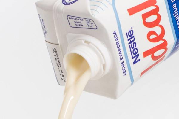 <i>Mulino aseveró que su Gobierno no permitirá que se pierda la producción de leche y que trabaja para abrir canales que permitan absorber los aproximadamente 35.000 litros diarios que Nestlé ha dejado de comprar. FOTO WEB / E&amp;N</i>
