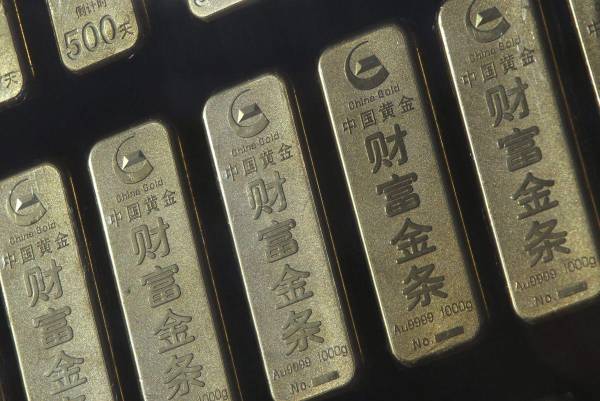 <i>Varios lingotes de oro expuestos en una tienda de Pekín (China). EFE/How Hwee Young</i>