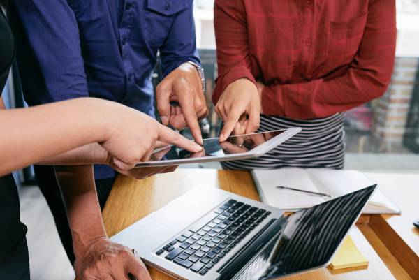 <i>Automatización, análisis de datos y nuevas habilidades digitales forman parte de los cambios que ya transforman la dinámica laboral en empresas de distintos sectores. Foto de iStock</i>
