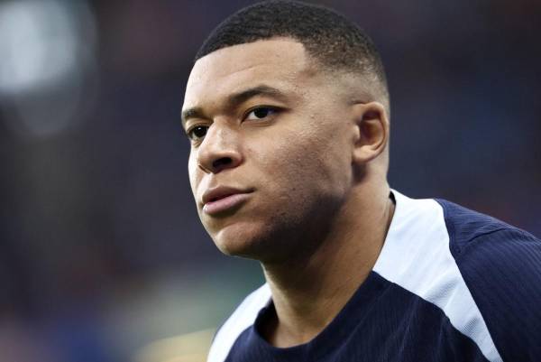 <i>(ARCHIVOS) El delantero y capitán francés Kylian Mbappé se ha convertido en accionista mayoritario del Stade Malherbe de Caen a través de su empresa Interconnected Ventures, anunciaron el club de la Ligue 2 y su empresa en un comunicado el 31 de julio de 2024.FOTO FRANCK FIFE / AFP</i>