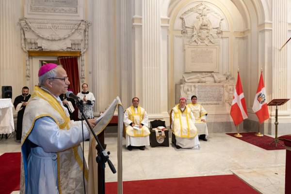 <i>Fotografía del 23 de abril de 2023 tomada de la cuenta en X @drprevost de Robert Francis Prevost de él durante una misa por el 70 aniversario de las relaciones diplomáticas entre el Perú y la Orden de Malta en Chiclayo (Perú).</i> EFE/ @drprevost