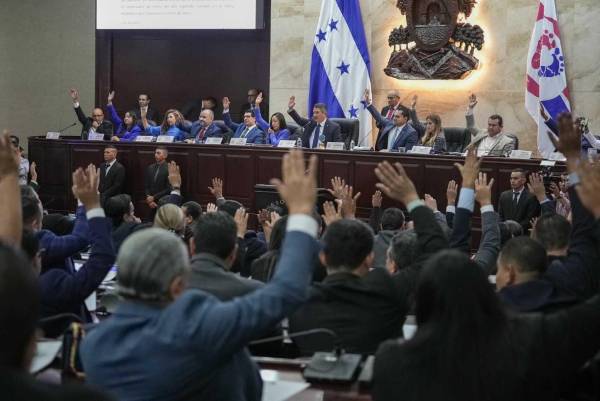 <i>La decisión fue aprobada en una sesión marcada por el rechazo de la bancada del ahora opositor Partido Libertad y Refundación (Libre, izquierda), con algunos de sus 35 diputados sonando silbatos. Foto de cortesía</i>