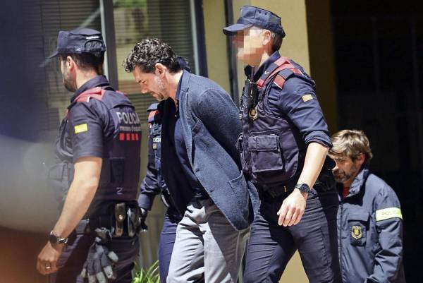 <i>Jonathan Andic, hijo del fundador de Mango, Isak Andic, ha llegado poco antes de la una del mediodía a los juzgados de Martorell (Barcelona) para comparecer ante la jueza que instruye la causa por la muerte del empresario, tras ser detenido por los Mossos d'Esquadra. EFE/Alejandro García</i>