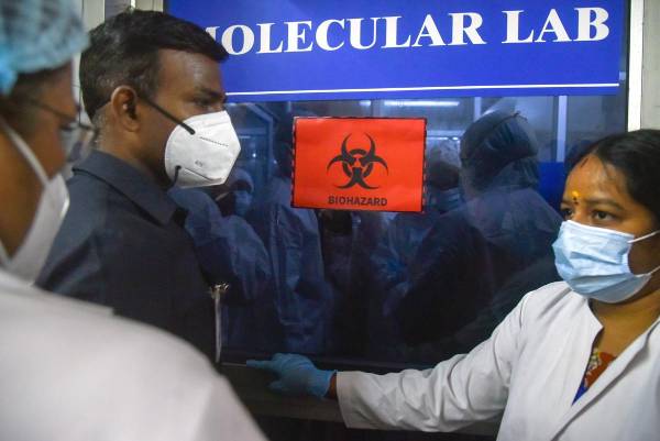<i>Un laboratorio que investiga virus en la localidad india de Chennai. EFE/EPA/IDREES MOHAMMED</i>
