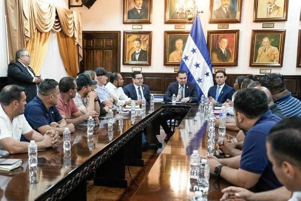 <i>Representantes del transporte urbano e interurbano se reunieron con el presidente del Congreso, Tomás Zambrano, para buscar alternativas a la crisis desatada por el aumento de los combustibles. (Foto: Congreso de Honduras)</i>
