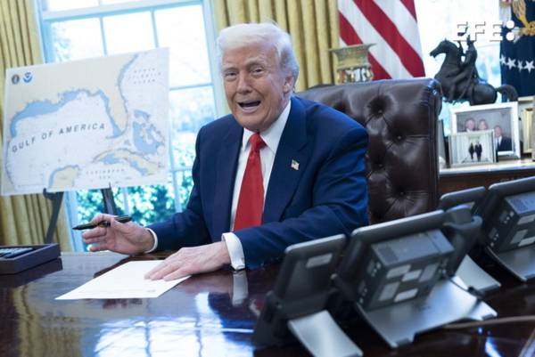 El presidente de EEUU, Donald Trump, ha presentado previamente la golden visa (también llamada golden card) como un permiso migratorio destinado a millonarios . EFE/EPA/CHRIS KLEPONIS /POOL