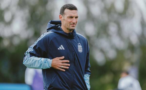 <i>La selección argentina se asoma a una nueva era con el inminente retiro de Lionel Messi, que se despedirá el 6 de octubre durante un amistoso ante Benín, en la que destaca el liderazgo del entrenador Lionel Scaloni. Foto de cortesía</i>