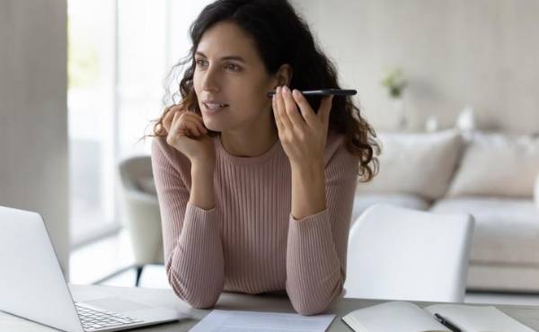 <i>La tecnología de clonación de voz avanza a una velocidad vertiginosa, los estafadores solo necesitan unos segundos de audio para crear un deepfake convincente. Foto de iStock</i>