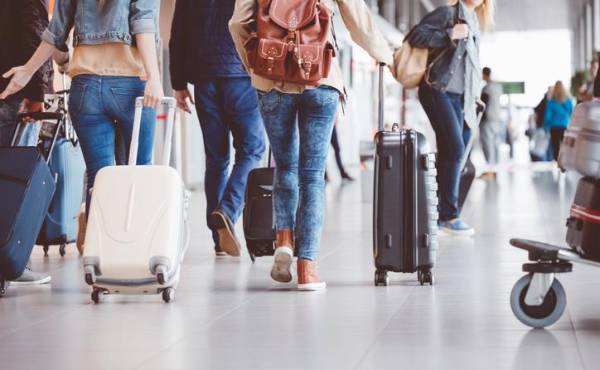 <i>American Airlines dijo que aumentará en U$10 la tarifa para la primera y la segunda maleta documentada para viajeros que reserven vuelos nacionales. izusek / Getty Images</i>