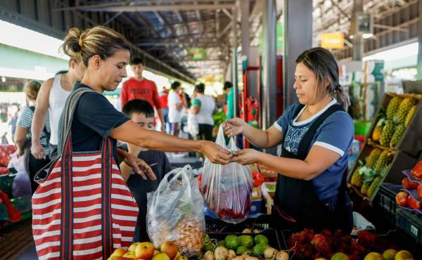 <i>El ahorro es el nuevo eje: un 34 % de los consumidores de la región ha migrado a marcas más económicas y un 31 % prioriza marcas con promociones vigentes. Foto de iStock</i>