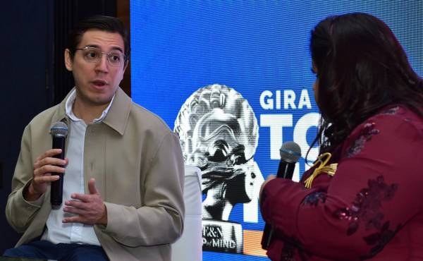 <i> Rodrigo Figueroa, gerente senior de marketing &amp; comercial de Pizza Hut El Salvador, compartió cómo ha construido una narrativa centrada en los momentos compartidos. Modera Claudia Contreras, editora de innovación de E&amp;N. FOTO ÓSCAR MACHÓN / E&amp;N</i>