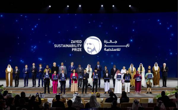 <i>En una ceremonia celebrada durante Abu Dhabi Sustainability Week (ADSW – Semana de la Sostenibilidad de Abu Dabi) y a la que asistieron jefes de Estado, ministros y líderes empresariales, Su Alteza el Jeque Mohamed bin Zayed, Presidente de los EAU, entregó el Premio a los ganadores por sus destacadas contribuciones al avance del desarrollo sostenible a nivel mundial. FOTO CORTESÍA / E&amp;N</i>