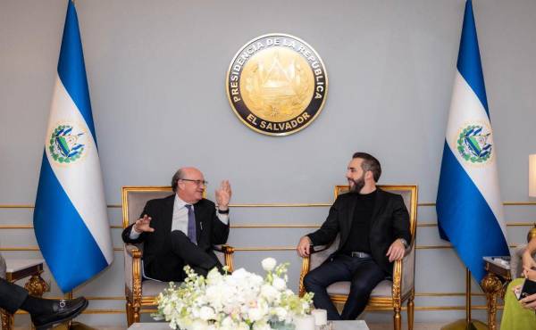 <i>Ilan Goldfajn compartió en X unas fotografías donde se le ve reunido con el presidente salvadoreño, Nayib Bukele, en la Casa Presidencial. Foto de cortesía</i>