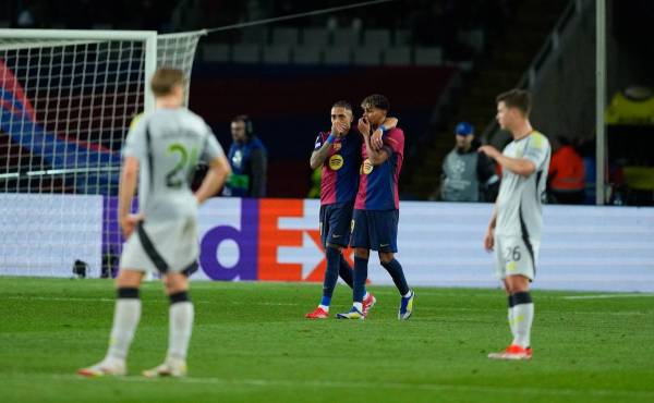 <i>El delantero del Barcelona Raphinha (c) celebra con su compañero Lamine Yamal (d) tras marcar el 3-1 durante el partido de vuelta de octavos de final de la Liga de Campeones entre el Barcelona y el Benfica, este martes en el Estadi Olímpic Lluís Companys en Barcelona. EFE/ Alejandro García</i>